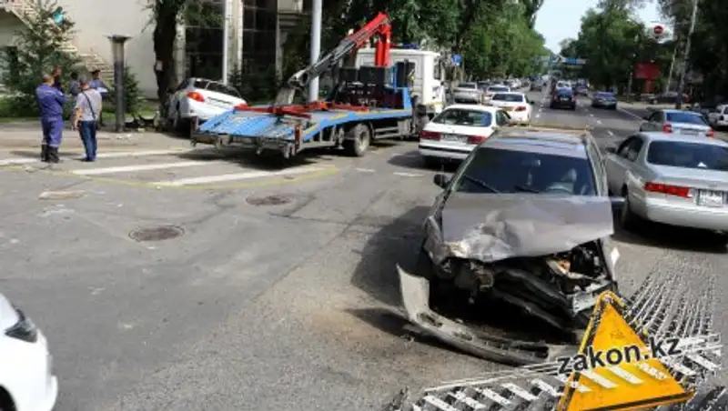 В Алматы водители столкнувшихся на перекрестке машин утверждают, что оба ехали на зеленый