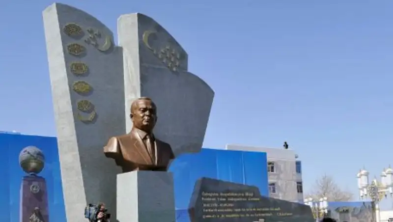 В Туркменистане запрещают фото перед памятником Исламу Каримову