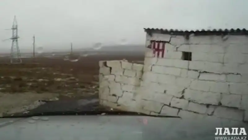 В Мангистау на глазах у людей рухнул уличный туалет 