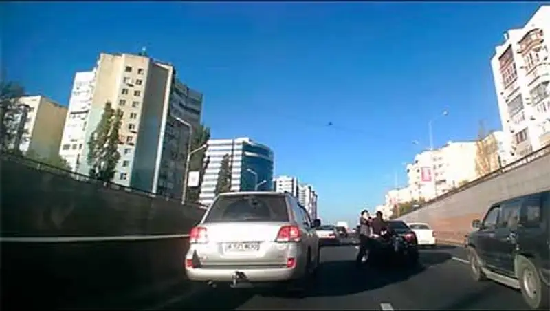 Автолюбители подрались на дороге в центре Алматы