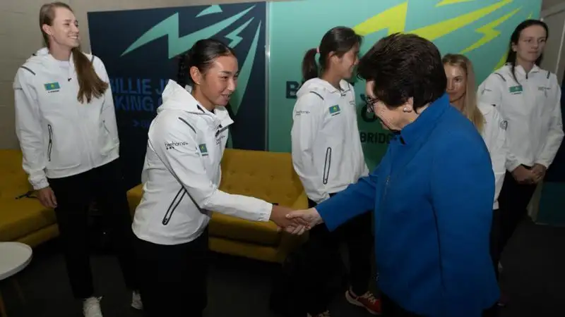 Елена Рыбакина в составе сборной Казахстана встретилась с легендой тенниса Билли Джин Кинг, ##imageAlt## 