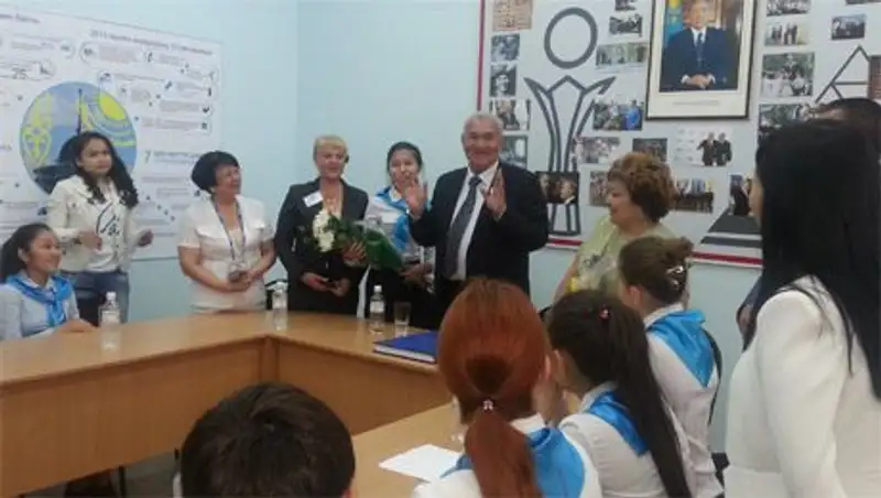 Автор герба Казахстана встретился со школьниками ВКО