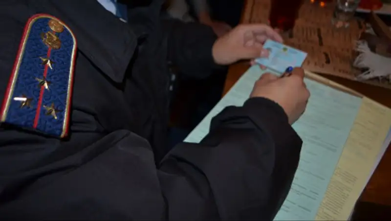 Дебошир ранил полицейского канцелярским ножом в СКО