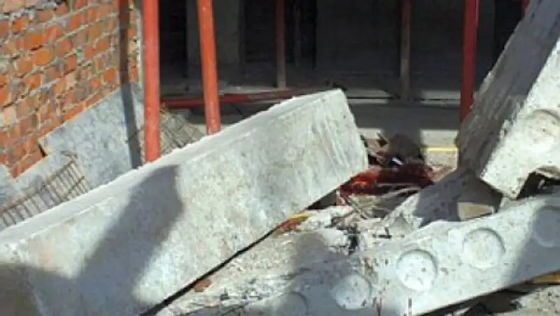 Мужчину насмерть придавило бетонной плитой на территории предприятия по омской трассе