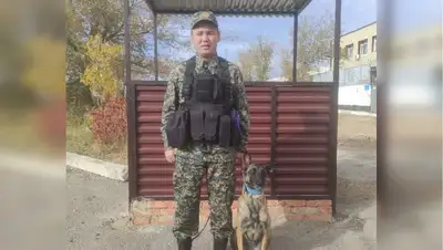 Полицейский с собакой нашли наркотики, фото - Новости Zakon.kz от 16.10.2022 13:14