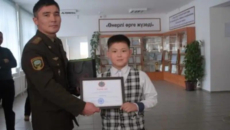 Школьник спас младшего брата из горящей квартиры в Атырау