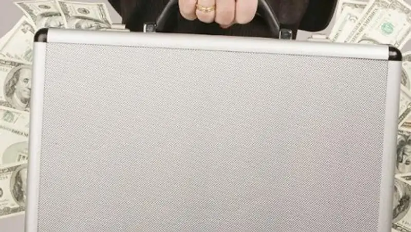 У алматинки на улице отобрали 28 тысяч долларов