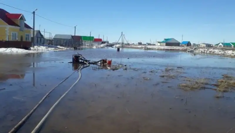 В ЗКО затоплены дороги и дворы в нескольких районах