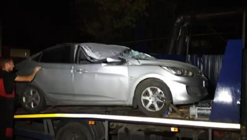 Автомобиль придавило снесенным бетономешалкой столбом в Алматы