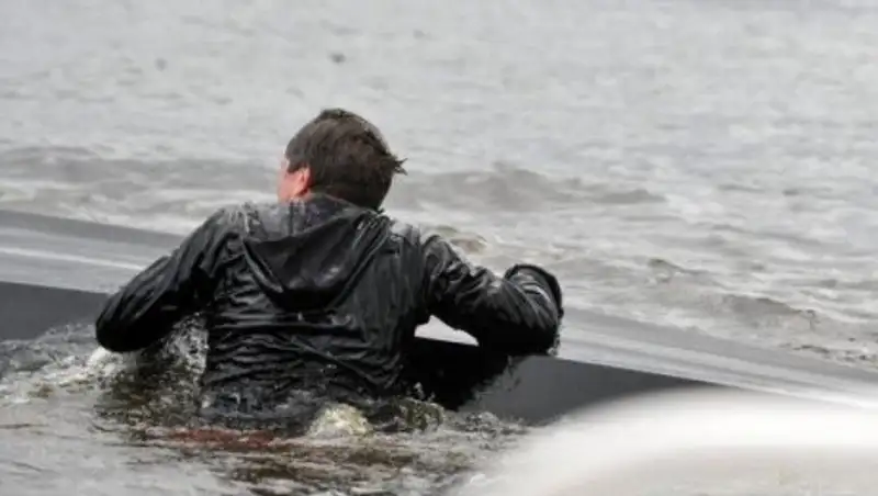 Подозреваемый в получении взятки чиновник пытался скрыться, прыгнув в реку