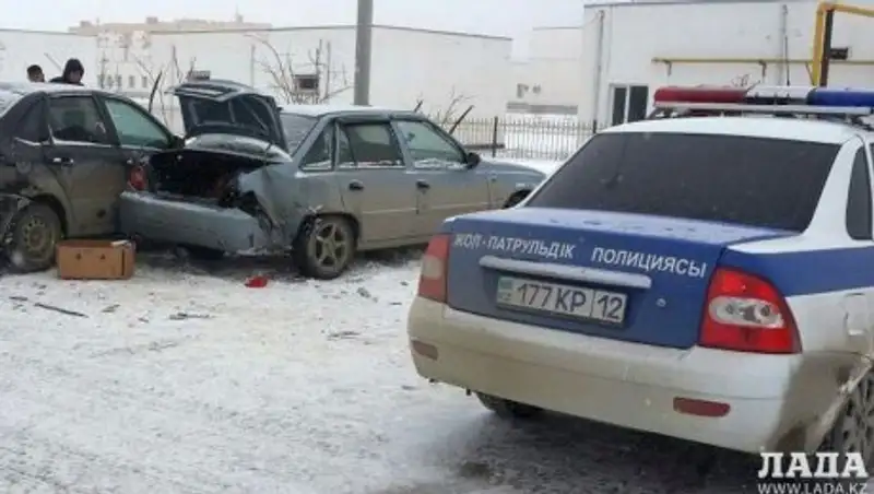 В Актау неизвестный протаранил три автомобиля на парковке и скрылся с места ДТП