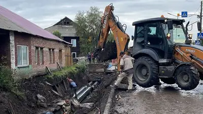 В Риддере ремонтировали теплотрассу, а повредили жилой дом, фото - Новости Zakon.kz от 15.09.2023 09:49