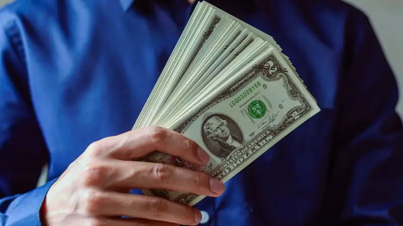 Курс доллара вырос на 4 тенге