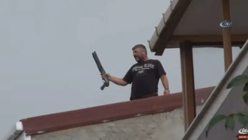 В Стамбуле задержали мужчину, стрелявшего с крыши одного из домов