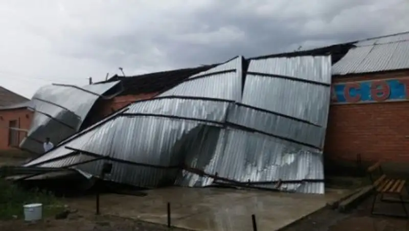 Сильный ветер оставил без крыш несколько зданий в Аягозе