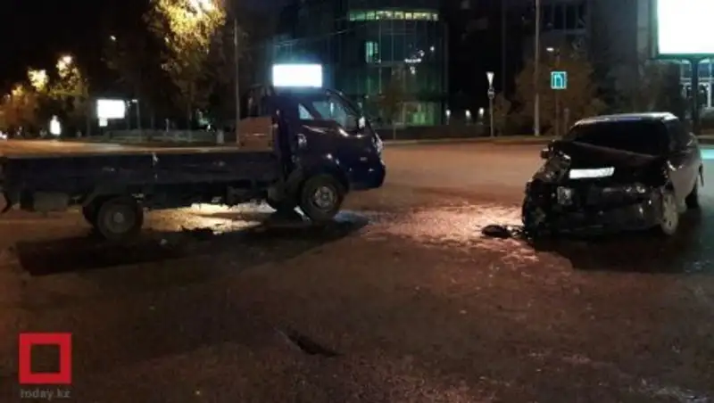 В Алматы грузовик протаранил легковушку