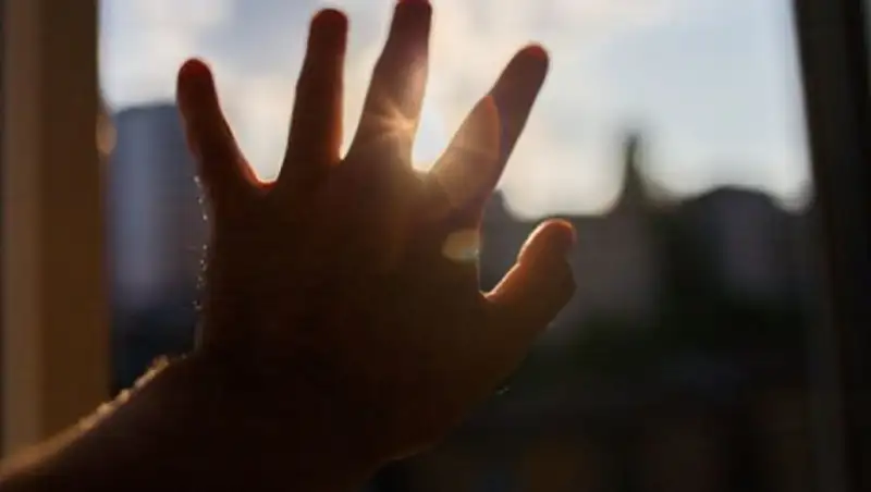 В Текели трехлетняя девочка упала с четвертого этажа