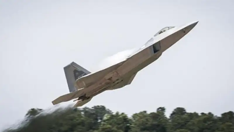 США объявили о намерении разместить в Европе истребители F-22 Raptor 