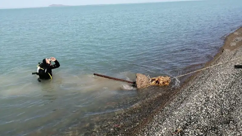 Железо, рыбацкие сети и бутылки – что нашли водолазы на дне озера Алаколь
