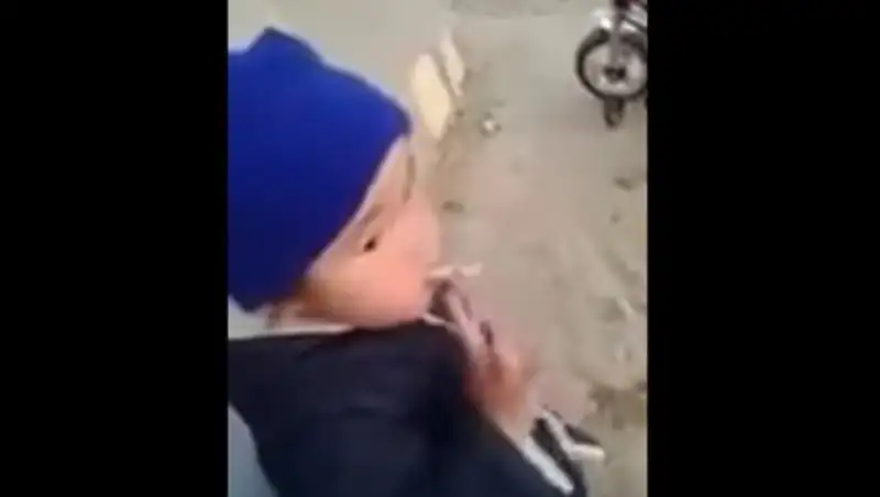 Казахстанцев возмутил ролик с курящим трехлетним малышом