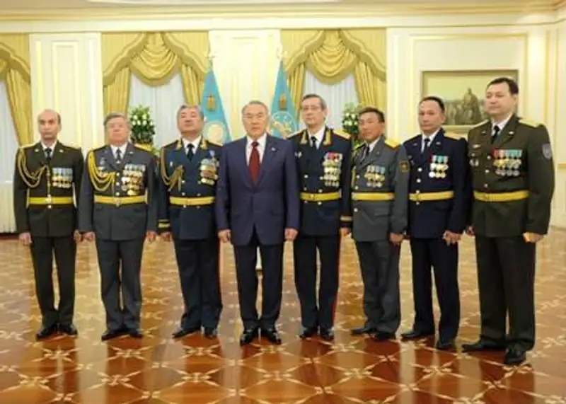 Президент Казахстана вручил генеральские погоны представителям Минобороны, КНБ, МЧС и СОП (фото) Президент Казахстана вручил генеральские погоны представителям Минобороны, КНБ, МЧС и СОП (фото), фото - Новости Zakon.kz от 07.05.2012 17:46