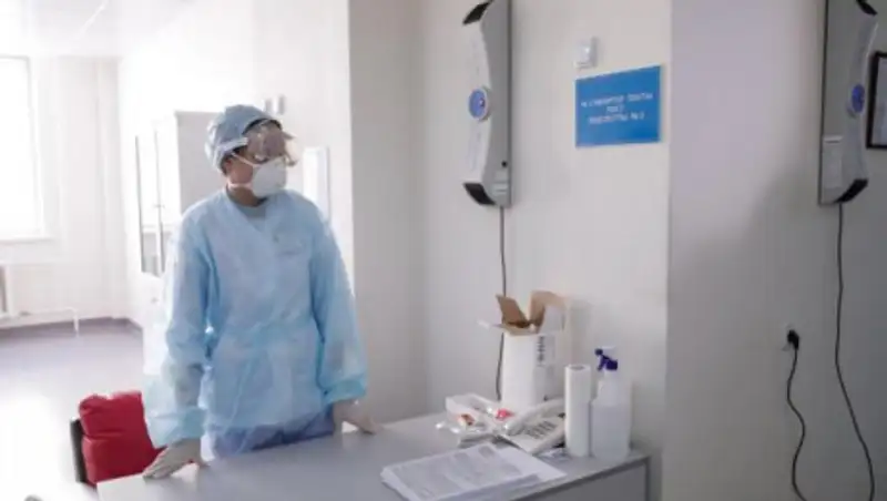 Медики знают, с кем контактировала заболевшая короновирусом девушка