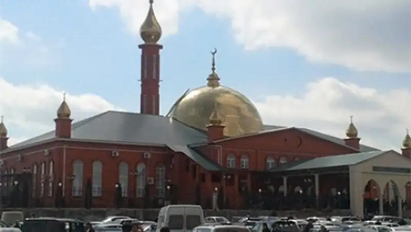 В Назрани возле мечети взорвался автомобиль