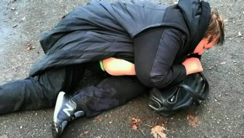 Пьяная женщина-водитель выпала из машины и уснула на тротуаре