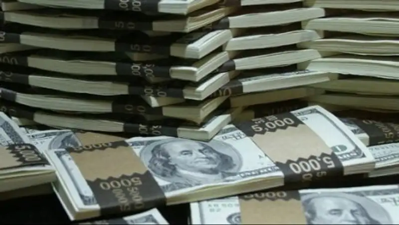 Казахстанцу не дали вылететь в Турцию с незадекларированными 102 тыс долларов