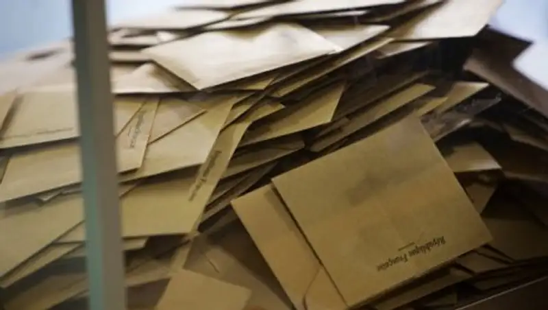 Во Франции открылись участки для голосования во втором туре выборов