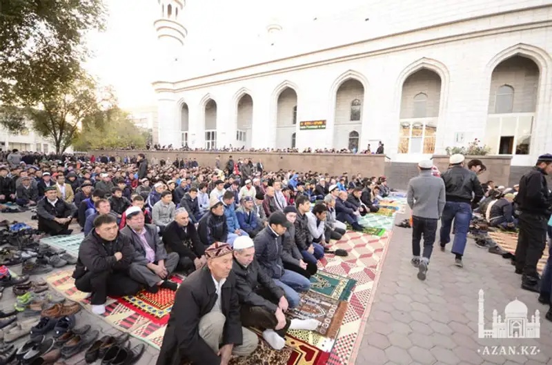 Курбан айт в Центральной мечети г. Алматы отпраздновало более 20 тысяч человек, фото - Новости Zakon.kz от 16.10.2013 22:40