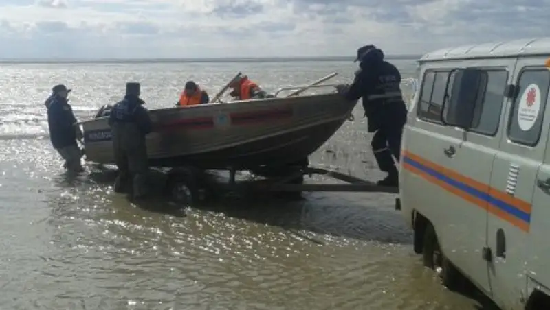 В Павлодарской области восемь рыбаков оказались на отколовшейся льдине