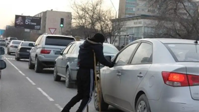 В Актау водители жалуются на попрошаек, которые передвигаются по проезжей части
