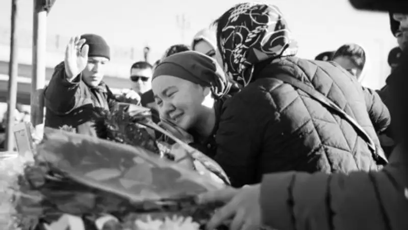 Память погибшего при исполнении полицейского почтили сотни жителей Атырау