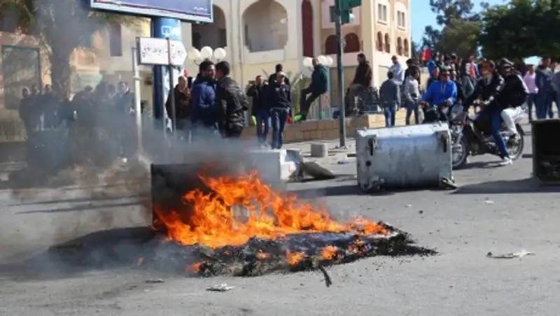 В Тунисе введен комендантский час