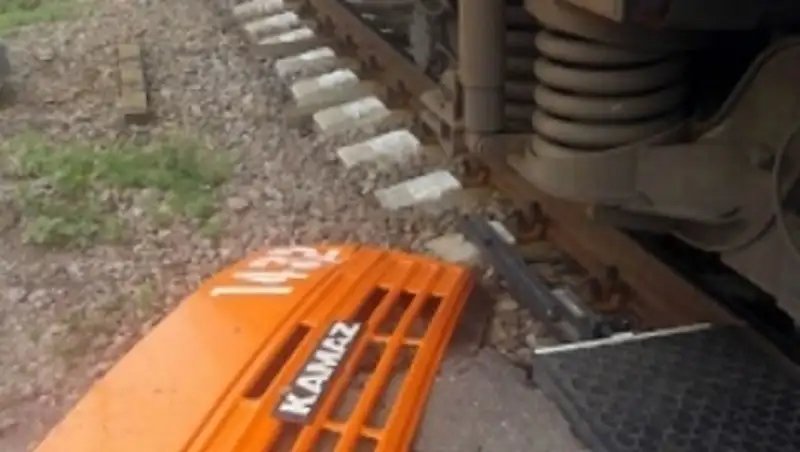 В Карагандинской области произошло столкновение КамАЗа с поездом