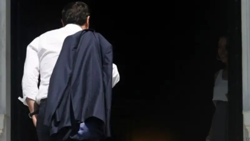 Премьер Греции пытается убедить депутатов принять условия помощи