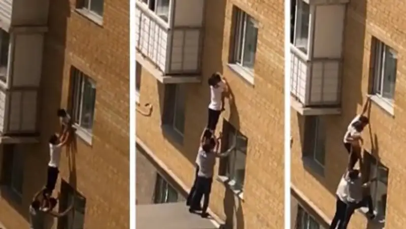 В Сети появилось видео спасения девочки, которая едва не выпала из окна третьего этажа