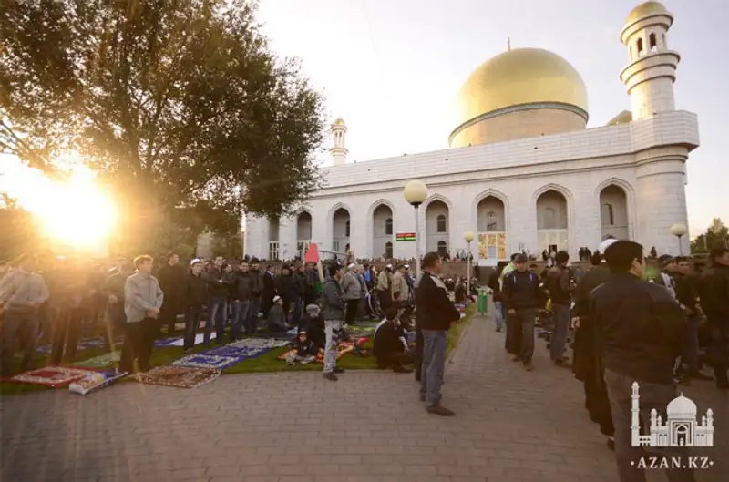 Курбан айт в Центральной мечети г. Алматы отпраздновало более 20 тысяч человек, фото - Новости Zakon.kz от 16.10.2013 22:40