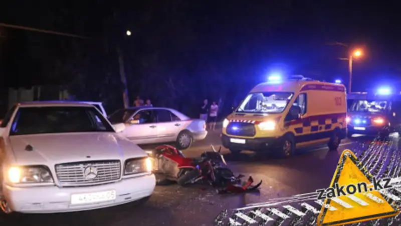 Мопед врезался в Mercedes в Алматы, пострадали двое