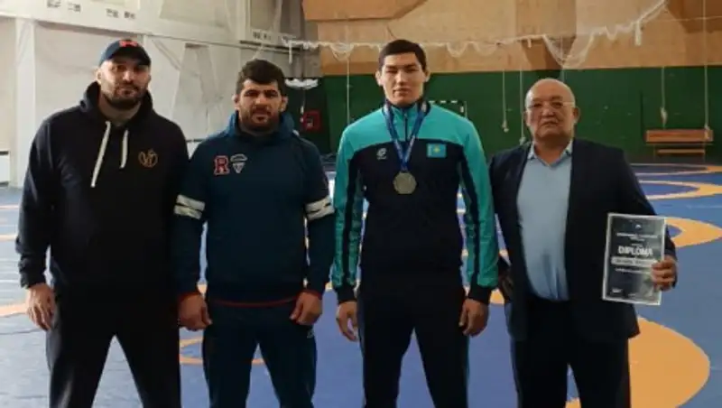 Появилось видео схватки Алишера Ергали с легендой вольной борьбы Гацаловым