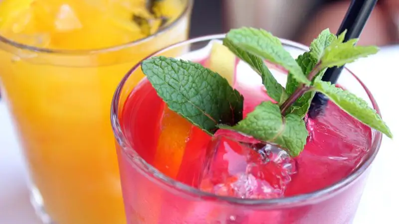 Топ-5 охлаждающих напитков с ароматными травами и пряностями: отпразднуйте лето с нашими прохладительными рецептами!