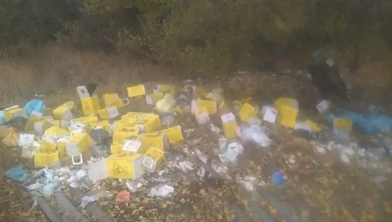 В лесу Рудного обнаружили свалку медицинских отходов