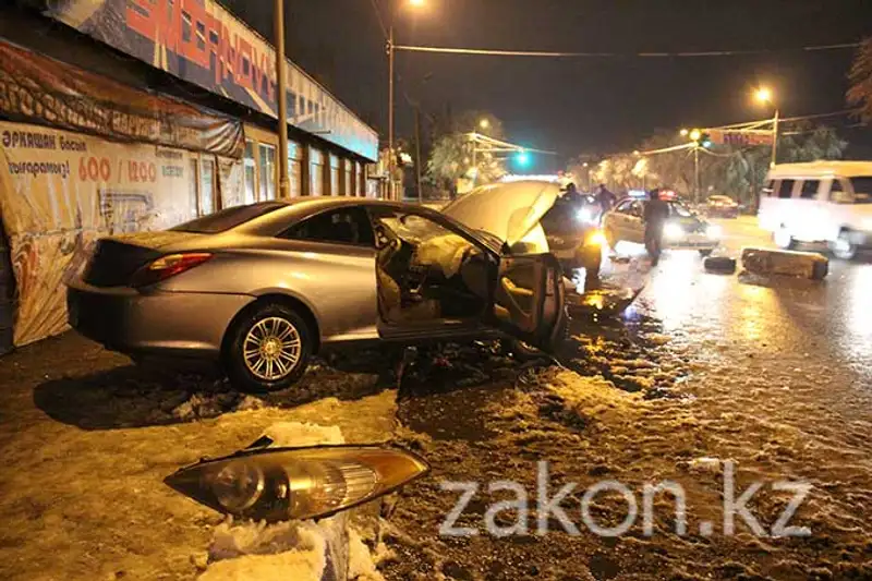 В Алматы Тойота «без водителя» врезалась в бетонное ограждение (фото) В Алматы Тойота «без водителя» врезалась в бетонное ограждение (фото), фото - Новости Zakon.kz от 21.11.2013 15:56