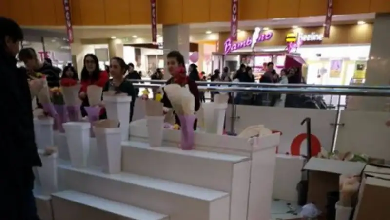 О состоянии пострадавшей при падении пальмы в столичном ТРЦ рассказали врачи