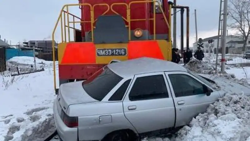 Тепловоз столкнулся с легковым автомобилем в Петропавловске