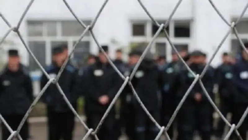 В ЗКО двое задержанных сбежали из ИВС