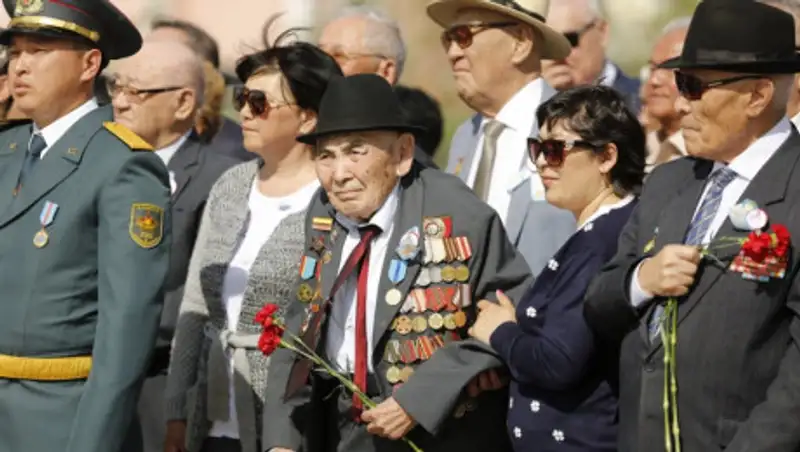 Около 3000 человек возложили цветы к Вечному огню в Атырау