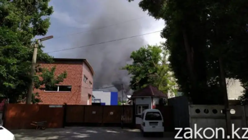 Вертолет привлекли к тушению пожара в Алматы