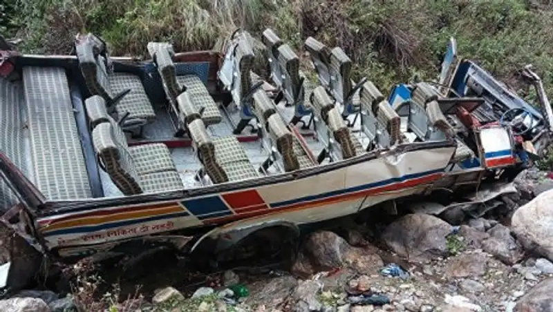 В Индии автобус слетел в ущелье, 45 человек погибли